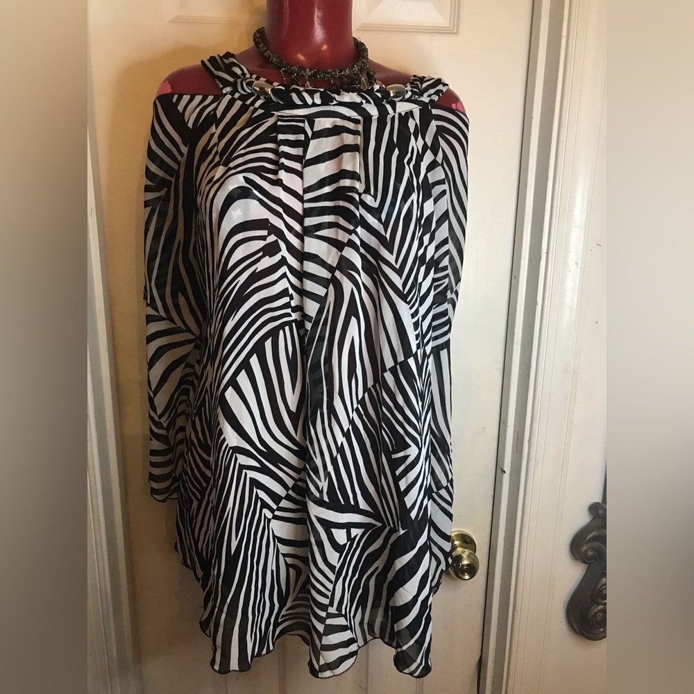 LUCY DIAMONDS WOMEN PLUS 1X ABSTRACT PRINT CAPE  COLD SHOULDER BLACK/WHITE